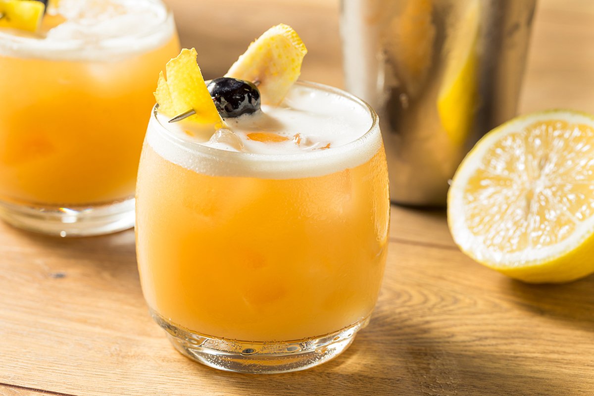 How To Make An Awesome Whiskey Sour [2020 Cocktail Recipe]
