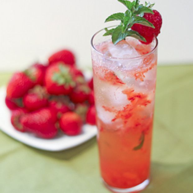Strawberry Grapevine Vodka Cocktail. Stock up organic strawberries. You ...